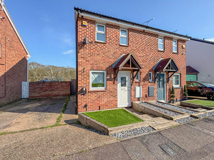 2 Bedroom Semi Detached House For Sale In Romsey Close, Hockley, SS5