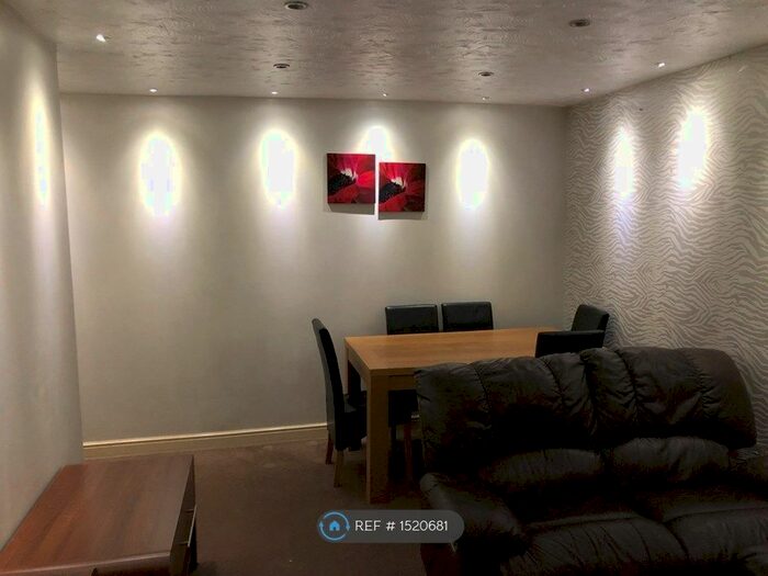 2 Bedroom Flat To Rent In Donald Woods Gardens, Surbiton, KT5