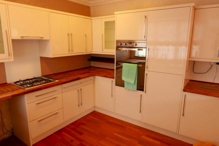 3 Bedroom Semi-Detached Bungalow To Rent In Askwith Road, Rainham, Havering, London, RM13