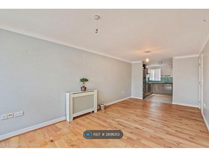 2 Bedroom Flat To Rent In Gray Court, London, E1