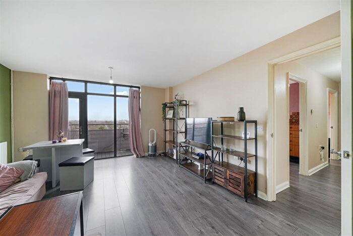 2 Bedroom Flat For Sale In The Roundway, London, N17