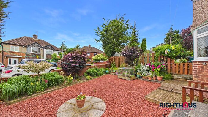 3 Bedroom Semi-Detached House To Rent In Hedge Way, Bradford, BD8