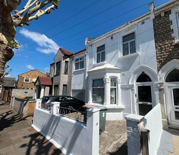 9 Bedroom House Of Multiple Occupation For Sale In Penge Road, London, E13