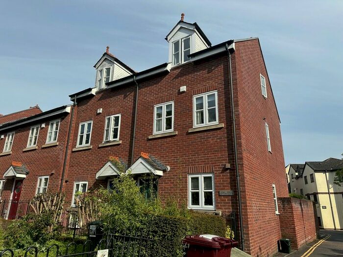 4 Bedroom End Of Terrace House To Rent In Priory Gardens, EX4