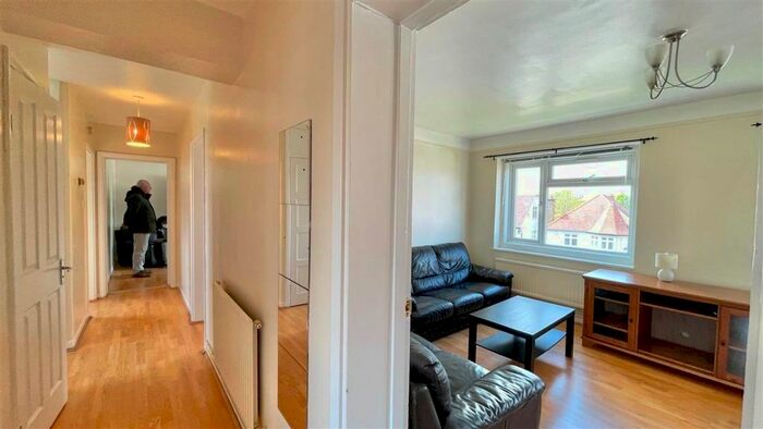 3 Bedroom Flat To Rent In Wentworth Park, London, N3