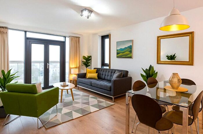 3 Bedroom Flat For Sale In Beechwood Road, Hackney, E8