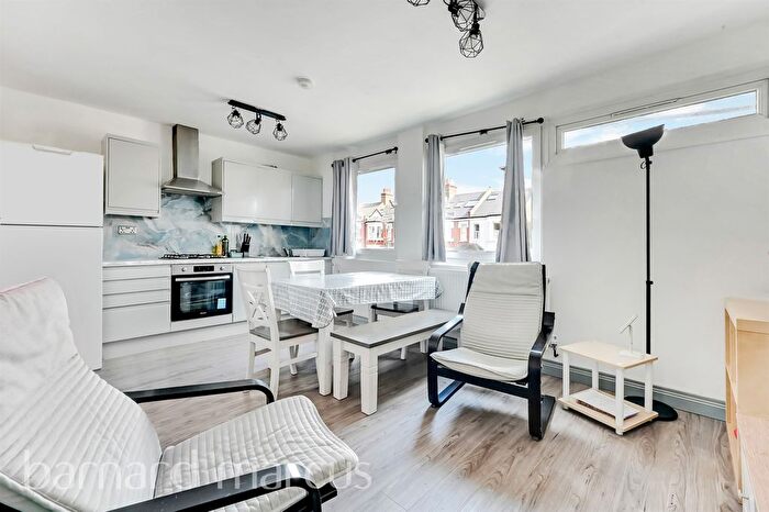2 Bedroom Flat For Sale In Earlsfield Road, London, SW18