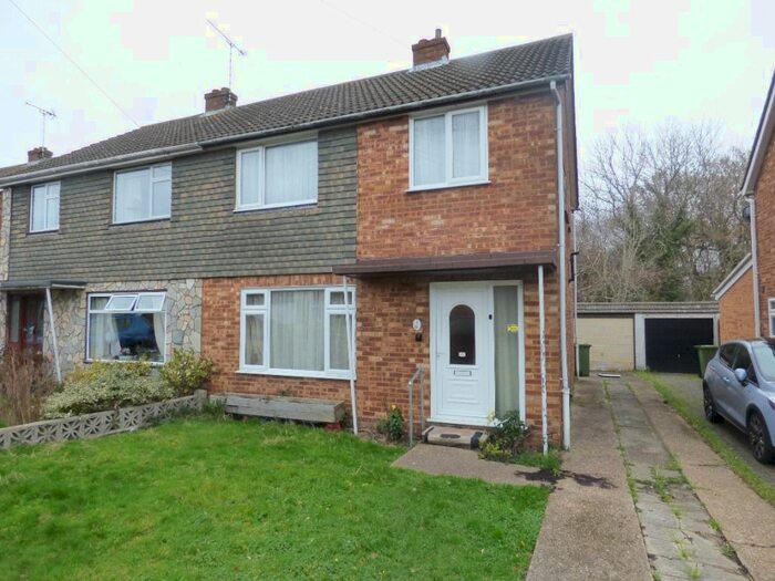 3 Bedroom Semi-Detached House To Rent In Wellbeck Drive, Basildon SS16