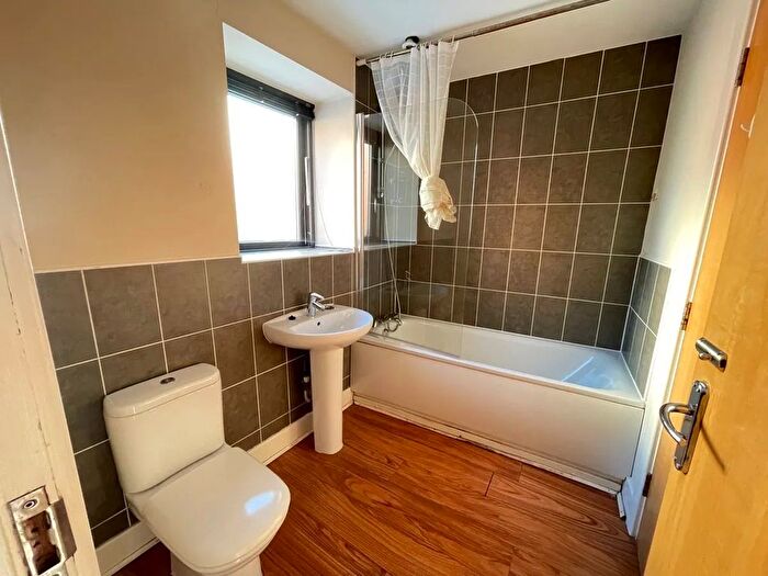 4 Bedroom Terraced House To Rent In Dumbarton Road, London, SW2