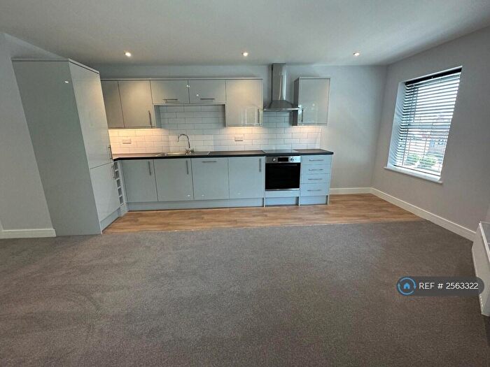 2 Bedroom Flat To Rent In Chesters Place, Tilehurst, Reading, RG31