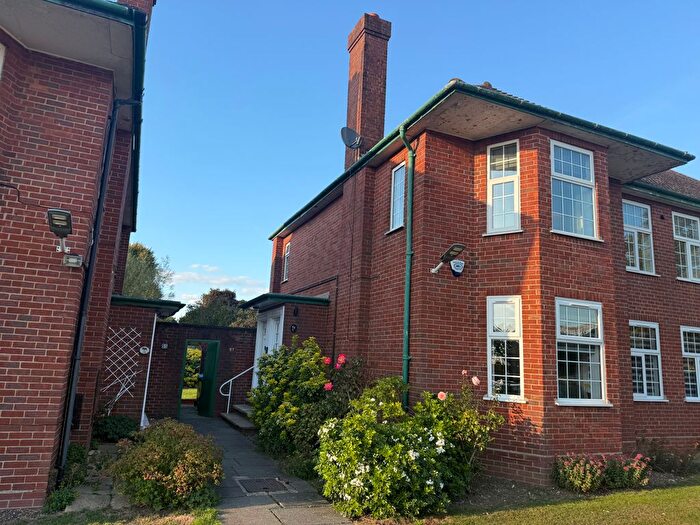 2 Bedroom Maisonette To Rent In Belmont Close, Cockfosters, EN4