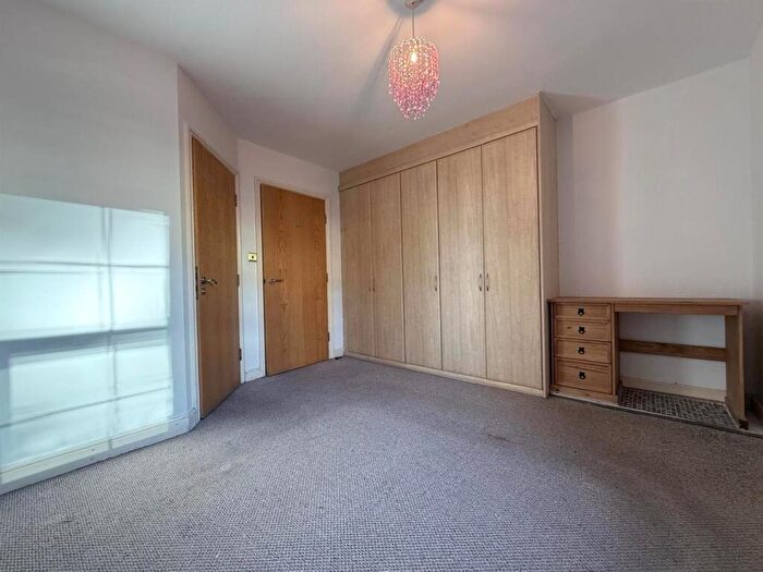 2 Bedroom Apartment For Sale In Stoneleigh Court, Shadwell Lane, LS17