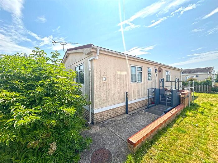 2 Bedroom Mobile/park Home For Sale In Kingsmead Park, Allhallows, Rochester, ME3