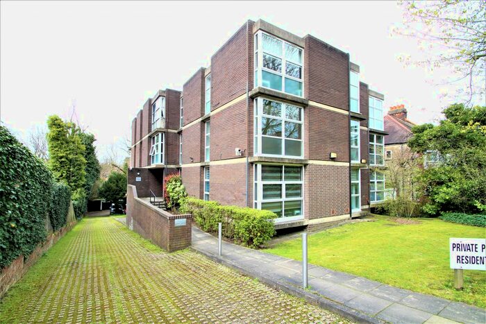 2 Bedroom Flat To Rent In Palmerston Road, Buckhurst Hill, IG9