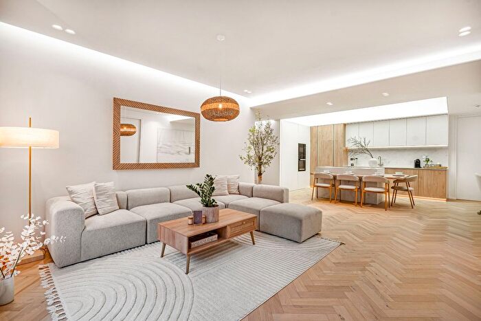 2 Bedroom Flat For Sale In Barrel Yard Collection, Vinery Way, W6