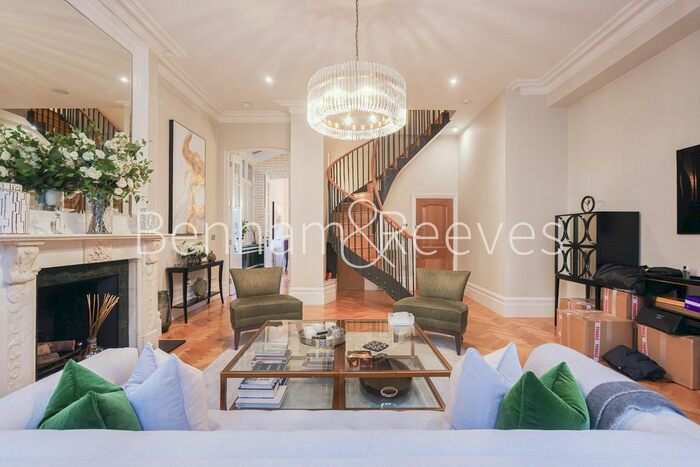 3 Bedroom Flat To Rent In Henrietta Street, Covent Garden, City, WC2E