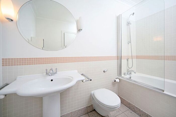 3 Bedroom Flat To Rent In Russell Square, London, WC1B