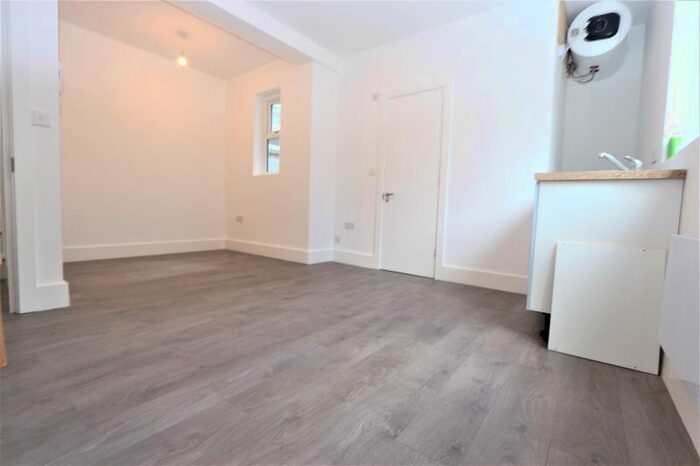 Property To Rent In Queens Parade, Green Lanes, London, N8