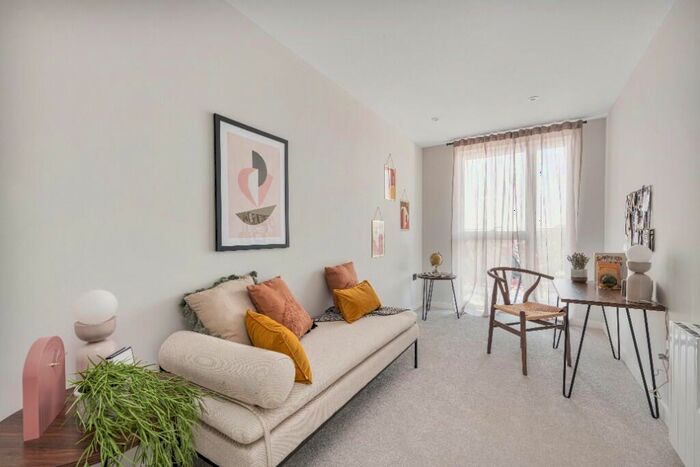 4 Bedroom Flat To Rent In The Hyde, Edgware Road, London, NW9