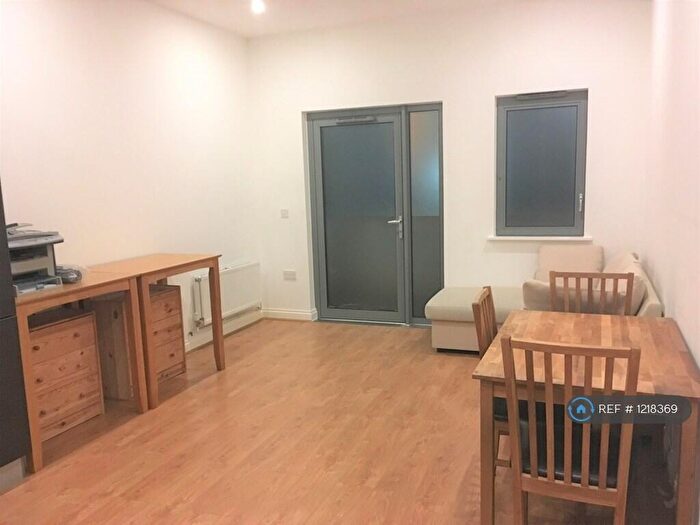2 Bedroom Flat To Rent In Aqua Vista Square, London, E3