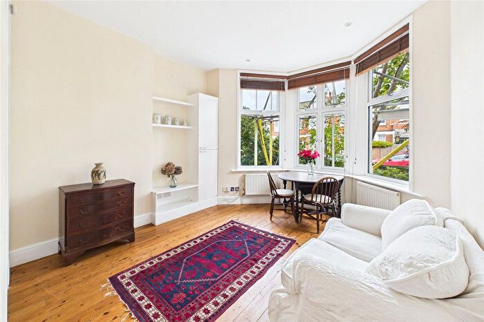 2 Bedroom Flat For Sale In Salford Road, London, SW2