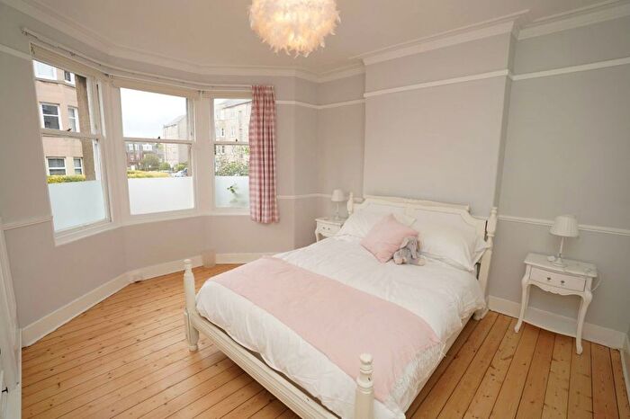 3 Bedroom Flat To Rent In Learmonth Park, Comely Bank, Edinburgh, EH4