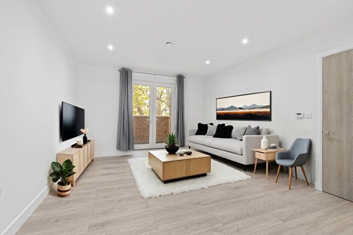 2 Bedroom Flat For Sale In Blakes Road, London, SE15