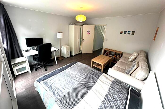3 Bedroom Maisonette To Rent In Loughborough Street, Kennington, London, SE11