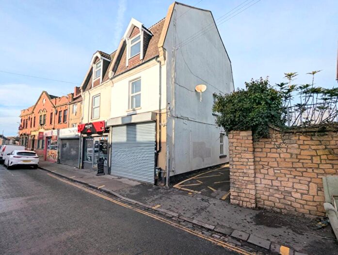 2 Bedroom Maisonette To Rent In Two Mile Hill Road, Kingswood, Bristol, BS15