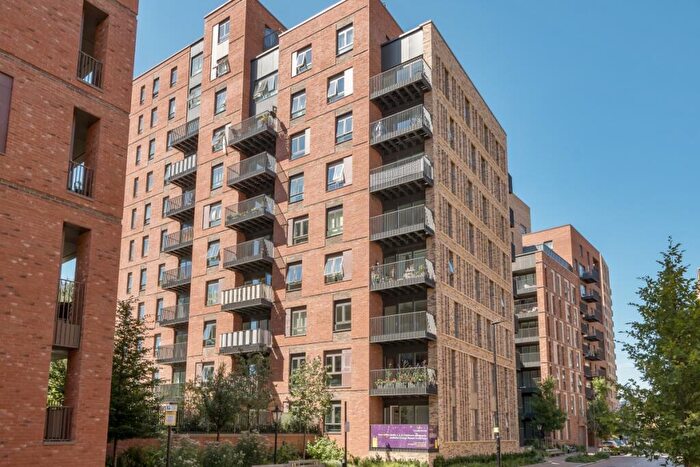 Flat To Rent In Mary Neuner Road London, N8