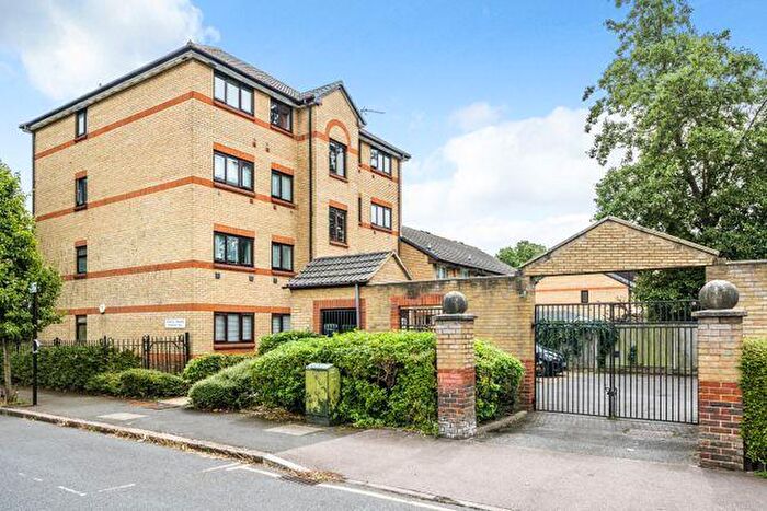 2 Bedroom Flat To Rent In Newland Street, Canning Town, Silvertown, London, E16