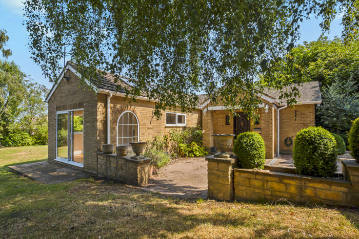 3 Bedroom Detached Bungalow To Rent In East End, OX29