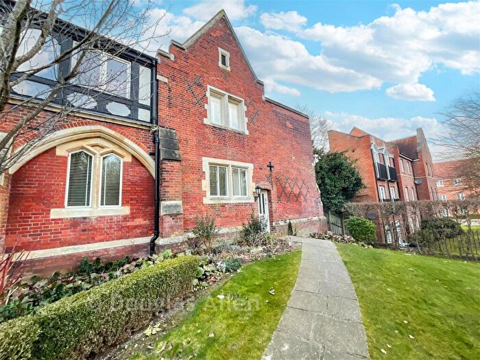3 Bedroom Ground Maisonette For Sale In The Galleries, Brentwood, Essex, CM14