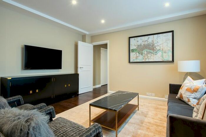 3 Bedroom Flat To Rent In Hill Street, London, W1J