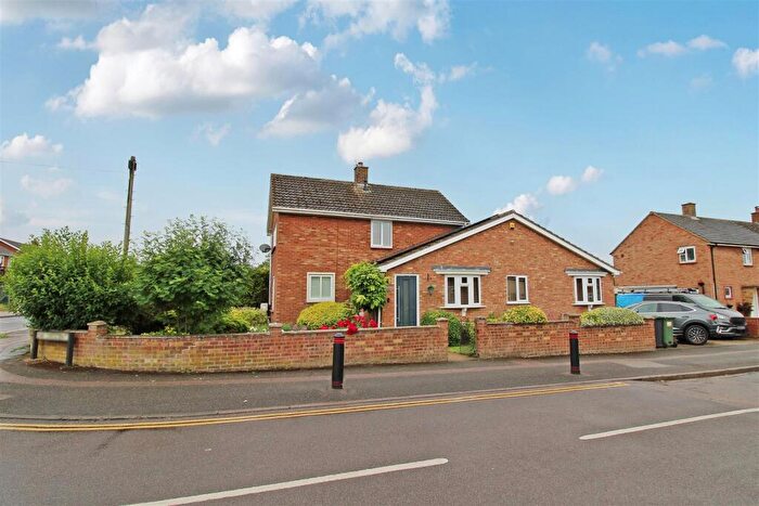 4 Bedroom Semi-Detached House For Sale In Oak Crescent, Biggleswade, SG18