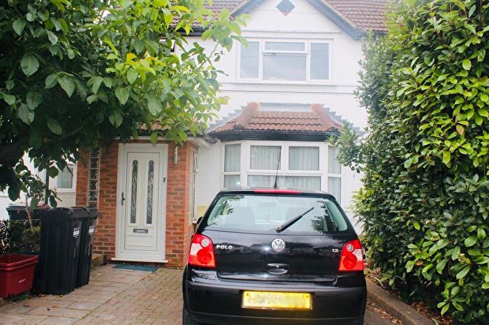 2 Bedroom Flat To Rent In West Way, Hounslow, TW5