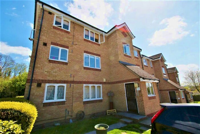 Flat To Rent In Bonchurch Court, Oakhill Road, Purfleet, RM19
