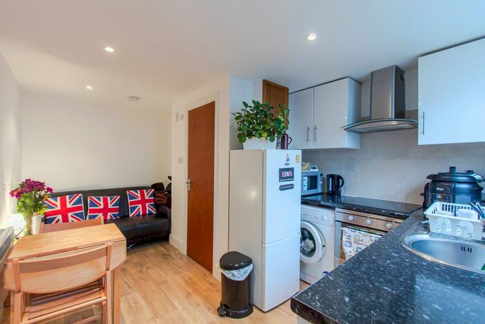 1 Bedroom Bungalow To Rent In Hallswelle Road, London, NW11