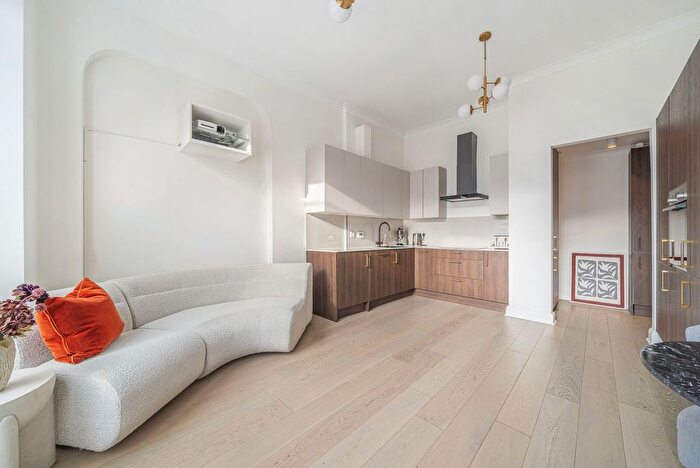 2 Bedroom Flat To Rent In Gordon Road, Ealing Broadway, London, W5
