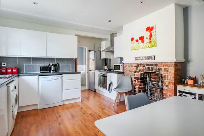 2 Bedroom Flat To Rent In Carlton Road, Harpenden, AL5