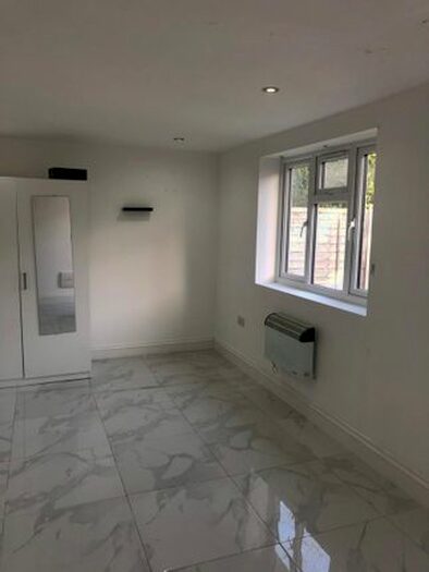 Studio To Rent In Greanleafe Drive, Ilford IG6