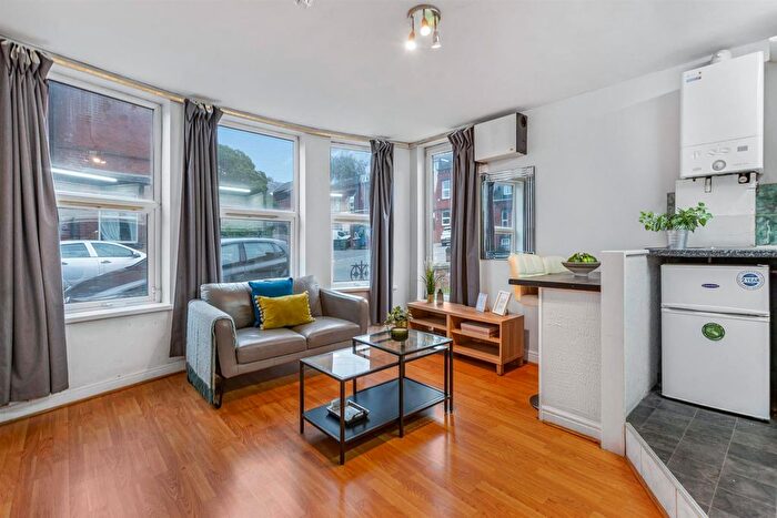 1 Bedroom Flat To Rent In Flat, Brudenell Avenue, Leeds, LS6