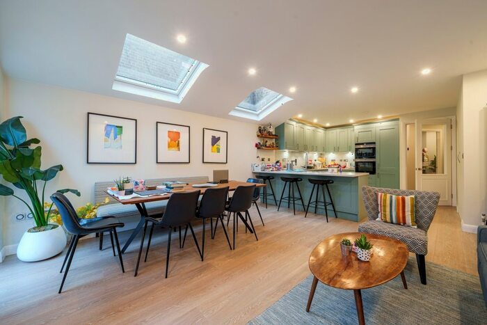 4 Bedroom Flat To Rent In Sterne Street, London, W12