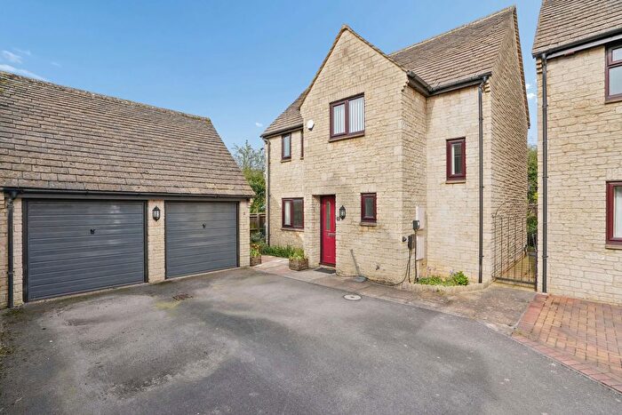 3 Bedroom Detached House For Sale In Donnington Close, Witney, OX28