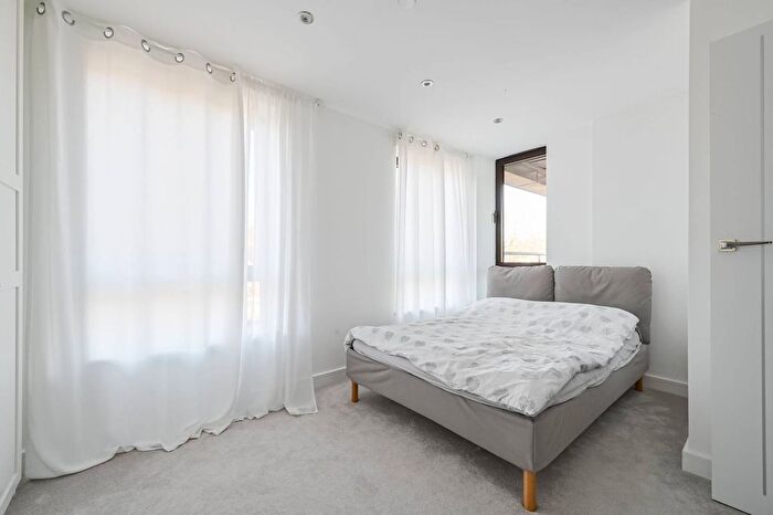 2 Bedroom Flat For Sale In Larkshall Road, Chingford, E4