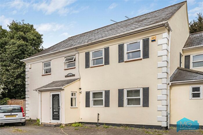 3 Bedroom Semi-Detached House For Sale In Barnet Road, Barnet, EN5