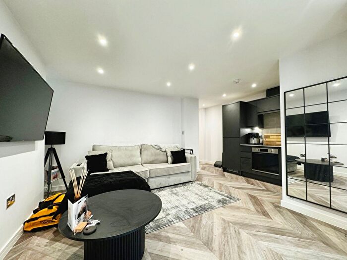 2 Bedroom Flat To Rent In Central Road, West Didsbury, Manchester, M20