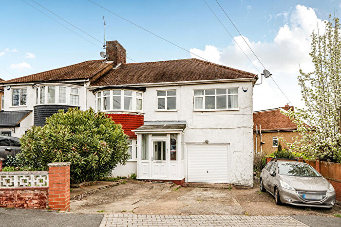 4 Bedroom Semi-Detached House For Sale In Connaught Avenue, East Barnet, Barnet, Greater London, EN4
