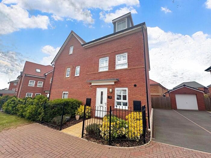 3 Bedroom Town House For Sale In Stratford Drive, Overstone, Northamptonshire, NN6