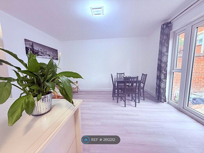 1 Bedroom Flat To Rent In Muirfield Close, Reading, RG1